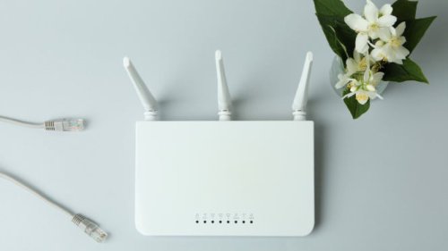 1. Posisikan Router di Tempat Strategis, 2. Pilih Frekuensi yang Tepat: 2.4 GHz atau 5 GHz, 3. Perbarui Firmware Router, 4. Tambah Kekuatan dengan WiFi Extender, 5. Upgrade ke Sistem WiFi Mesh, 6. Atur Antena Router dengan Cerdas, 7. Hindari Gangguan dari Perangkat Elektronik, Atasi WiFi Lemot di Rumah: 7 Trik Jitu Lawan Tembok Tebal!