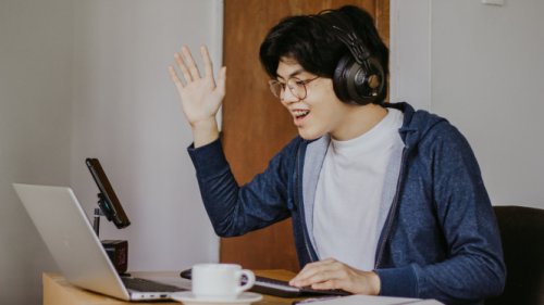 Bisingnya Kafe Bikin Gagal Fokus? 7 Headphone Terbaik Ini Solusinya, Dijamin Hening!