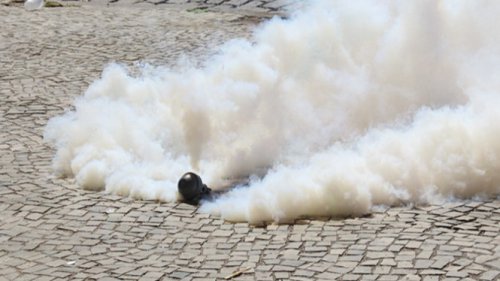 Wajib Tahu! Ini Cara Ampuh Atasi Efek Buruk Gas Air Mata dengan Cepat