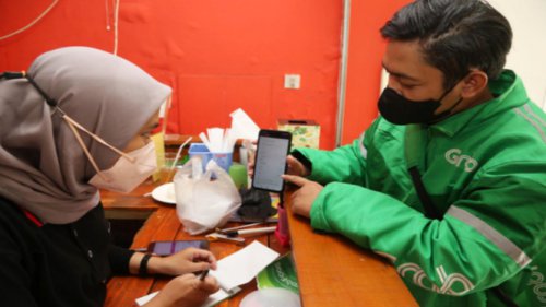 Viral Sedunia! Aksi Warganet Malaysia &amp; 18 Negara Lain 'Banjiri' Ojol Indonesia dengan Makanan Gratis, Ini yang Terjadi!