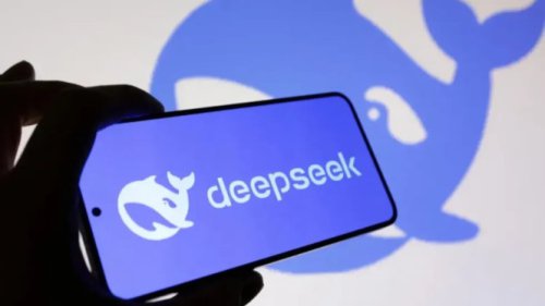 Cara Kerja Label AI DeepSeek, Label Terlihat, Label Teknis Tersembunyi, Ketentuan Penggunaan Label AI, Berusaha menyembunyikan keberadaan label., Langkah Ini Sejalan dengan Regulasi Pemerintah Cina, Rilis Dokumen Teknis untuk Memperjelas Operasi AI, Berita Terkait: Inovasi DeepSeek dan Performa GPU Nvidia, Kesimpulan:, Label AI dari DeepSeek Sudah Aktif, Penghapusan atau Perubahan Tidak Lagi Diperbolehkan!