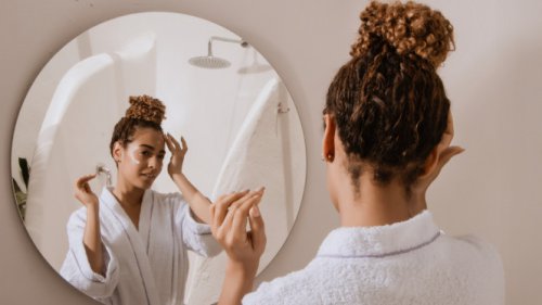 Top 5+ Bahan Skincare Paling Efektif Dipakai di Malam Hari