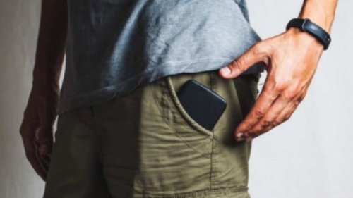 Jangan Asal Taruh HP di Kantong! Risiko Kesehatan Ini Mengintai