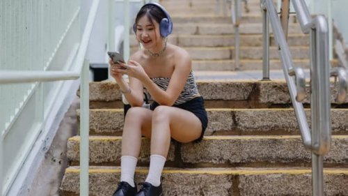 Desain Ringan &amp; Portabel: Gaya yang Menyatu dengan Gaya Hidup Modern, Audio Berkualitas Studio: Driver 40mm dan Pure Bass Khas JBL, Teknologi LE Audio &amp; Bluetooth 6.0: Langkah Besar ke Masa Depan Audio Nirkabel, Baterai 76 Jam: Rekor Baru di Kelasnya, Panggilan Jernih Berkat AI Noise Reduction &amp; Mikrofon Beamforming, Konektivitas Cerdas: Multipoint, Fast Pair, dan Aplikasi Khusus, Harga dan Ketersediaan, Kesimpulan: Bukan Cuma Headphone&mdash;Tapi Teman Harian yang Tak Pernah Kehabisan Tenaga, Baterai 3 Hari Nonstop! JBL Tune 730BT Baru dengan LE Audio &amp; Bass Menggelegar