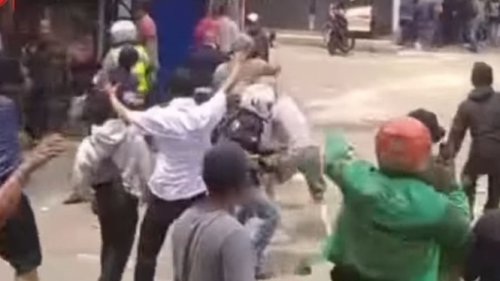 Awal Mula: Ketegangan yang Meledak Saat Makan Siang, Dugaan Pemicu: Penarikan Paksa Motor Milik Anggota Ormas, Korban dan Kericuhan: Satu Orang Terluka Parah, Respons Cepat Polisi: Mediasi di Polsek Cengkareng, Analisis: Mengapa Bentrokan Ormas dan Matel Kerap Terjadi di Jakarta?, Dampak Sosial: Ketakutan Warga dan Gangguan Ekonomi, Langkah Preventif: Apa yang Harus Dilakukan Pemerintah?, Kesimpulan: Damai di Permukaan, Tapi Akar Masalah Belum Tuntas, Ini Kronologis Lengkapnya! Bentrokan Ormas dan Debt Collector Ricuh di Daan Mogot