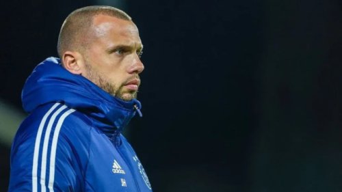Perbandingan Gaji: Heitinga vs Kluivert, Siapa John Heitinga? Dari Pemain Top hingga Pelatih Kontroversial, Apakah Gaji Rp30 Miliar Masuk Akal untuk Timnas Indonesia?, Risiko Jika PSSI Memilih Heitinga dengan Gaji Tinggi, Peluang yang Bisa Dibawa Heitinga, Kesimpulan: Gaji Besar, Harapan Lebih Besar, PSSI Siap Keluarkan Rp30 Miliar? Gaji Heitinga Bikin Kluivert Kalah Jauh!
