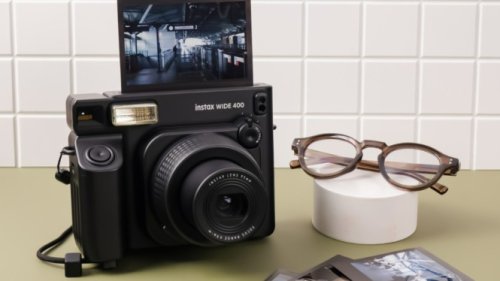 Instax Wide 400 Jet Black: Warna Premium Fotografi Instan Berkelas