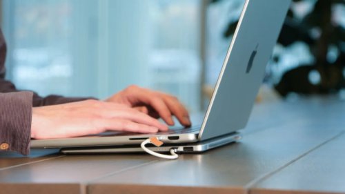 Krafted Edge: Power Bank Laptop Tertipis dengan Desain Unik