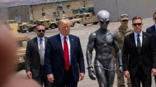 Trump Unggah Foto Bareng Alien-Pesan Tersembunyi atau Cuma Editan AI?