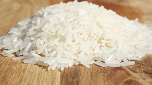 Investasi pada Wadah Kedap Udara yang Berkualitas, Menjaga Stabilitas Suhu dan Lokasi Penyimpanan, Trik Freezer untuk Sterilisasi dari Kutu, Memasang 'Antivirus' Alami dengan Daun Salam dan Bawang Putih, Manajemen Stok dan Kebersihan Area Secara Rutin, Cara Simpan Beras Bertahun-tahun Bebas Kutu dan Bau