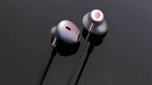 Hadir dengan Dua Opsi Konektivitas, Driver Besar 14,2mm untuk Audio Lebih Detail, Diafragma Komposit untuk Pengalaman Gaming Lebih Maksimal, Desain Semi In-Ear yang Lebih Nyaman, Kabel Anti Kusut untuk Mobilitas Sehari-hari, Remote Tiga Tombol dengan Mikrofon Internal, Masih Relevan di Tengah Tren Audio Nirkabel, Red Magic Gaming Headset Resmi Dirilis, Earbud Berkabel dengan Driver 14,2mm