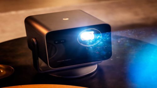 Tampak depan proyektor Leica Cine Compact 1 dengan lensa dan speaker terintegrasi (Photo: Leica), Desain Ringkas yang Tetap Powerful, Kualitas Gambar dan Fitur Gaming, Konektivitas dan Sistem Operasi Cerdas, Harga dan Jadwal Peluncuran Global, Proyektor Leica Cine Compact 1 Hadir Lebih Ringkas dan Terjangkau