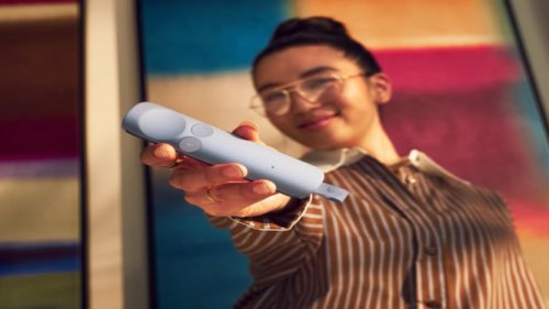 Bukan Sekadar Laser Merah, Melainkan Sorotan Virtual Interaktif, Remote presentasi L&zwnj;ogitech Spotlight 2 dilihat dari samping memperlihatkan tombol aksi yang dapat diprogram, Desain Aluminium Bulat dan Tombol Sensitif Tekanan, Umpan Balik Haptic yang Berbicara Lewat Getaran, Koneksi Nirkabel Tangguh dan Baterai Tahan Lama, Logitech Spotlight 2 Hadirkan Sorotan Digital dan Umpan Balik Haptic