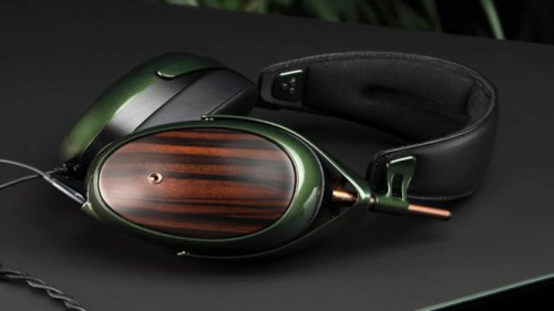 Estetika Premium: Macassar Ebony dan Evolusi Desain, Bedah Teknologi Driver Dinamis 50mm, Standar Baru Servisabilitas dan Keberlanjutan, Analisis Akhir: Strada Mengubah Permainan Closed-Back, Meze Strada: Headphone Closed-Back $799, Kenapa Desainnya Revolusioner
