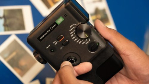 Nostalgia dengan Instax Mini Evo Cinema Berdesain Vintage