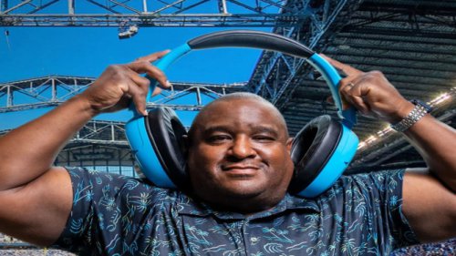 Inovasi JLab Blue XL: Headphone Raksasa yang Jadi Speaker Leher