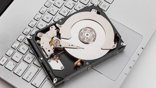 Mengapa AI Butuh Banyak HDD?, Dari Mana Permintaan HDD Datang?, Tiga Raksasa yang Mengendalikan Pasar HDD, Dampak ke Konsumen: Harga Naik, Stok Menipis, Krisis Memori yang Lebih Luas: Bukan Cuma HDD, Apa yang Bisa Dilakukan Konsumen?, Kesimpulan: Era Penyimpanan Murah Mungkin Berakhir, Hard Disk Mulai Langka, Siap-Siap Bayar Lebih Mahal Tahun Ini!