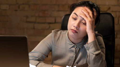 1. Mengatakan 'Ya' Padahal Ingin Mengatakan 'Tidak', 2. Minta Maaf Padahal Tidak Bersalah, 3. Terlalu Banyak Menjelaskan Diri, 4. Mencari Pengakuan dari Orang yang Tidak Menghargaimu, 5. Tidak Menepati Janji pada Diri Sendiri, Top 5+ Kebiasaan yang Diam-Diam Menghambat Hidupmu