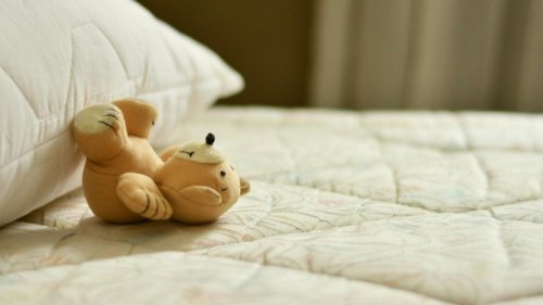 Istirahat Bukan Malas, Tapi Pemulihan Emosi, Dulu Cari Validasi, Sekarang Cari Ketulusan, FOMO Menjadi JOMO, Kesendirian Bukan Kesepian, Dulu Nggak Bisa Diam di Rumah, Sekarang Weekend Pilih Tidur Aja, Ini Alasannya Secara Psikologis