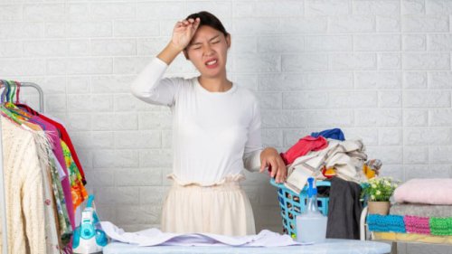 1. Akui bahwa Anda Lelah, 2. Buat Batasan yang Sehat, 3. Sisihkan Waktu Me Time Tanpa Rasa Bersalah, 4. Bangun Sistem Dukungan, 5. Kelola Ekspektasi Media Sosial, Top 5+ Cara Sederhana Mengatasi Mom Burnout, Jaga Kewarasan Mengurus Rumah Tangga