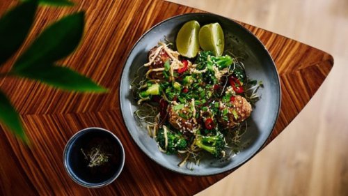 Berikan Jeda Sebelum Tidur, Selaraskan dengan Ritme Tubuh (Circadian Rhythm), Manfaat Pola Makan dengan Jeda Waktu (Time-Restricted Eating), Jenis makanan yang baik, Pilih Masakan yang Tepat, Hindari yang Berat, Catat! Strategi Makan Malam Agar Berat Badan Turun Signifikan