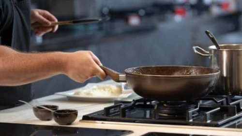 1. Membiarkan Tumpahan Makanan Mengering di Kompor, 2. Mengabaikan Kebersihan Burner dan Nosel Kompor Gas, 3. Jarang Membersihkan Area di Bawah Kompor atau Drip Pan, 4. Menggunakan Spons atau Kain Kotor untuk Membersihkan, 5. Tidak Membersihkan Kompor Setelah Memasak Makanan Berbau Kuat, Top 5+ Kebiasaan Mengabaikan Kebersihan Kompor yang Bikin Masakan Berbau