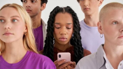 Apa Itu Gen Z Stare yang Viral di TikTok? Ternyata Bisa Jadi Bom Waktu di Tempat Kerja