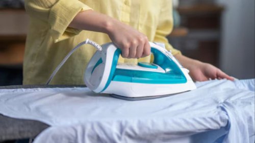 Top 5+ Bahan yang Bikin Setrikaan Cepat Lengket, No. 3 Sering Dipakai di Rumah!