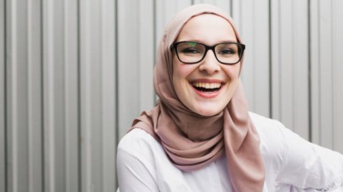 Gesekan Hijab Ternyata Bisa Bikin Jidat Hitam, Begini Penjelasannya!