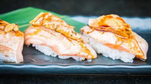 Bahan-bahan Membuat Aburi Salmon Sushi:, Untuk nasi sushi:, Untuk topping:, Cara Membuat Aburi Salmon Sushi:, Cara Mudah Membuat Aburi Salmon Sushi di Rumah dengan Rasa Smoky Ala Restoran Jepang