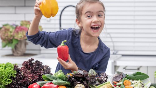1. Libatkan Anak dalam Proses Memasak, 2. Kenalkan Makanan Baru Secara Bertahap, 3. Jadikan Makanan Menarik dan Menyenangkan, 4. Berikan Contoh Positif, 5. Hindari Hadiah atau Hukuman Terkait Makanan, 6. Konsistensi dan Kesabaran adalah Kunci, Ubah Anak Picky Eater Jadi Food Lover dengan Cara Ini!