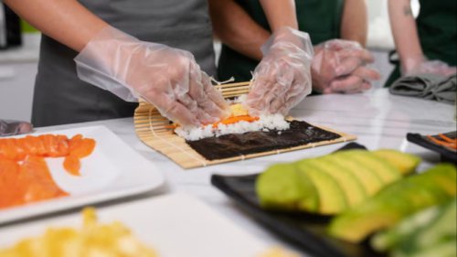 Top 7+ Tips Menggulung Sushi Agar Rapi dan Padat, Cocok untuk Pemula!