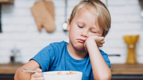 Anak Menolak Makan dan Bilang Masakan Ibu Gak Enak? Begini Cara Menghadapinya!