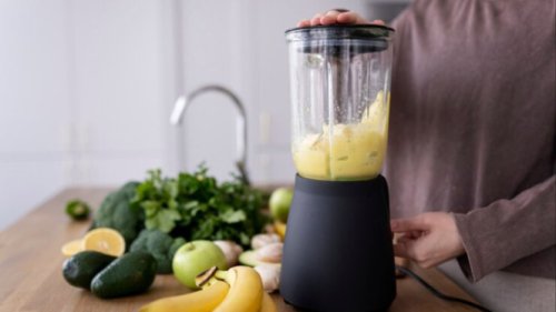 1. Periksa Sambungan Listrik dan Tombol Daya, 2. Cek Apakah Blender Overheat, 3. Pastikan Posisi Wadah dan Tutup Sudah Terkunci Sempurna, 4. Periksa Pisau Blender, Mungkin Terlalu Macet, 5. Cek Karet Pengaman dan Pengunci Dasar, Blender Tidak Berputar? Cek 5 Hal Ini Sebelum Panik dan Membawanya ke Tukang Servis