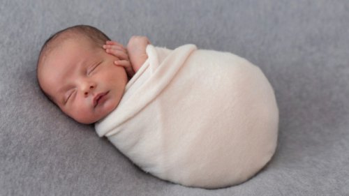 Benarkah Bayi Harus Dibedong Ketat Supaya Kakinya Lurus? Cek Faktanya!