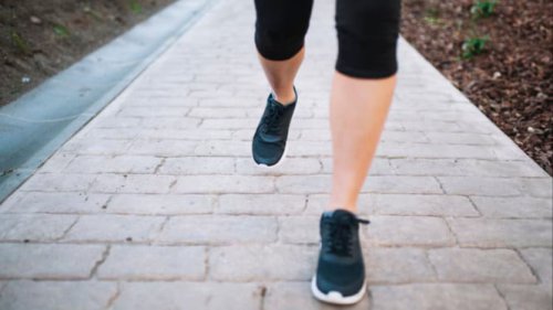 Trik Jalan Kaki Untuk Turunkan Berat Badan dengan Cepat di Usia 45 Tahun