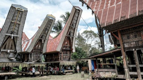 1. Rumah Adat Tongkonan, 2. Tradisi Pemakaman Rambu Solo, 3. Kuburan Unik di Tebing dan Gua, 4. Patung Yesus Memberkati di Buntu Burake, 5. Kopi Toraja yang Mendunia, 6. Negeri di Atas Awan Lolai, 7. Lembah Kendenan yang Fotogenik, 8. Air Terjun Mengkendek, 9. Bori Kalimbuang, Situs Megalitikum, 10. Kolam Alam Limbong, Top 10+ Keunikan Tana Toraja yang Jarang Diketahui, Suasananya Menantang Banget!