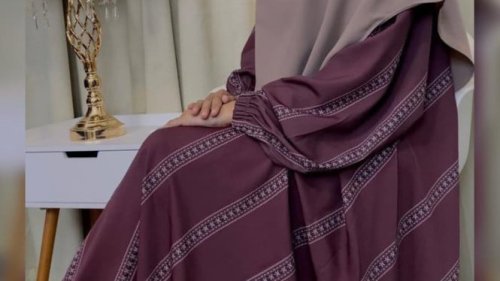 1. Lengan Balon (Balloon Sleeves), 2. Lengan Kerut di Pergelangan, 3. Model Batwing atau Kimono, 4. Cutting Longgar di Bahu, Motif dan Warna: Trik Visual untuk Lengan Lebih Ramping, Tips Fashion Tambahan Agar Lengan Tidak Terlalu Disorot, Inspirasi Gamis untuk Lengan Besar, Tips Memilih Gamis yang Bisa Menyamarkan Lengan Besar, Tetap Cantik dan Percaya Diri!