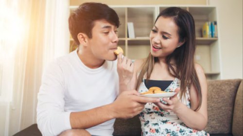 Mitos Makan dari Satu Piring Bisa Bikin Hubungan Cepat Hancur, Kok Bisa? Ini Asal-Usul dan Maknanya