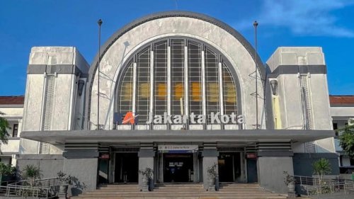 Het Indische Bouwen: Karya Jenius Frans Johan Louwrens Ghijsels, Ornamen Misterius: Simbol Masonik atau Hiasan Estetis?, Lingkaran Bintang: Makna Astrologis atau Kosmologis?, Daya Tarik Wisata: Menjelajahi Sejarah dan Misteri, Panduan Praktis untuk Wisatawan, Ukiran Misterius dan Tersembunyi di Stasiun Jakarta Kota, Mirip Simbol Masonik