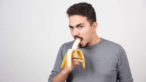 Makan Pisang di Malam Jumat Katanya Bikin Cinta Layu, Benarkah? Ini Mitos Aneh tapi Banyak yang Percaya