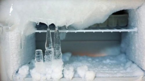 Bunga Es Menumpuk di Freezer, Begini Cara Membersihkannya Tanpa Merusak Kulkas