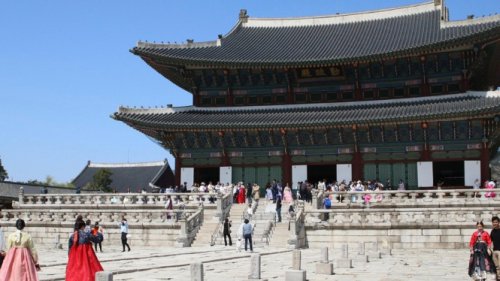 Biaya Akomodasi: Korea Selatan Lebih Terjangkau, Transportasi: Efisiensi dan Harga Kompetitif di Korea Selatan, Biaya Makanan: Kuliner Lezat dengan Harga Lebih Murah di Korea Selatan, Ilustrasi tokbokki korean, Aktivitas dan Tiket Masuk: Jepang Sedikit Lebih Mahal, Tips Menghemat Budget di Jepang dan Korea Selatan, Perbandingan Biaya Harian, Jepang vs Korea Selatan, Mana Destinasi yang Paling Hemat Budget?