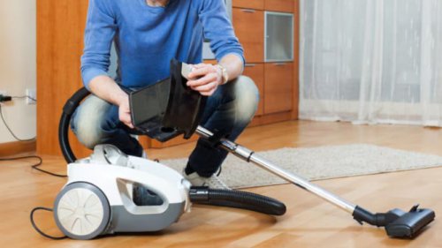 Kenapa Bagian Dalam Vacuum Perlu Dibersihkan Secara Rutin?, Cara Membersihkan Bagian Dalam Vacuum Cleaner Tanpa Membongkar Total, 1. Cabut Colokan dan Lepaskan Komponen yang Bisa Dilepas, 2. Gunakan Kuas atau Sikat Gigi Bekas, 3. Gunakan Blower atau Penyedot Udara Mini, 4. Lap Bagian Dalam dengan Kain Mikrofiber, 5. Periksa dan Bersihkan Filter, 6. Periksa Area Sekitar Motor Tanpa Membuka Mesin, Tips untuk Menjaga Vacuum Tetap Bersih dan Awet, Begini Cara Membersihkan Bagian Dalam Vacuum Cleaner Tanpa Harus Membongkar Semua Komponen