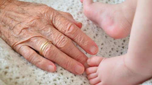 Ciri-Ciri Perlindungan Berlebih oleh Kakek-Nenek, Alasan Kakek-Nenek Bertindak sebagai 'Pelindung' Berlebih, Dampak Perlindungan Berlebih terhadap Perkembangan Anak, Tanda-Tanda Perlunya Membatasi Perlindungan Berlebih, Tantangan dalam Membatasi Peran 'Pelindung' Kakek-Nenek, Strategi Membatasi Perlindungan Berlebih, Peran Kakek-Nenek dalam Parenting yang Seimbang, Kapan Harus Membatasi Peran Kakek-Nenek yang Jadi 'Pelindung' pada Anak