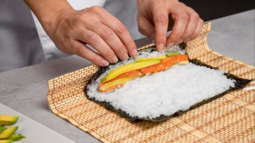 1. Gunakan Nasi yang Tepat, 2. Jangan Isi Terlalu Banyak, 3. Gunakan Alas Gulung atau Plastik Wrap, 4. Rapikan Gulungan dengan Sedikit Air, 5. Dinginkan Sebentar Sebelum Dipotong, 6. Gunakan Pisau Tajam dan Basahi Ujungnya, 7. Lap Pisau Setiap Beberapa Potongan, Anti Gagal! Ini Cara Mudah Menggulung Kimbap agar Tetap Rapi dan Padat Saat Dipotong