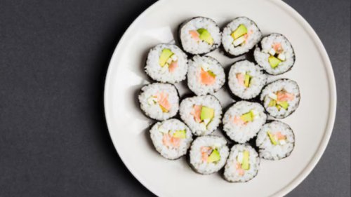 Bahan-bahan Kimbap Isi Telur dan Sosis, Untuk nasi:, Untuk isian:, Pelengkap:, Langkah-Langkah Membuat Kimbap Isi Telur dan Sosis:, Tips Sukses Bikin Kimbap di Rumah, Resep Kimbap Isi Telur dan Sosis yang Cocok Buat Bekal, Praktis dan Bergizi!