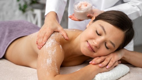 Rahasia Kulit Lembut dan Glowing: Scrub Garam ala Spa di Rumah!