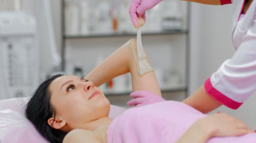 Cukur vs Waxing, Mana Cara Terbaik Hilangkan Bulu Ketiak?