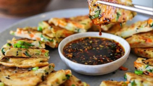 Bahan-Bahan Membuat Haemul Pajeon:, Untuk adonan:, Isian:, Saus cocolan (opsional):, Cara Membuat Haemul Pajeon:, Rindu Makanan Korea? Yuk Bikin Haemul Pajeon Sendiri Pakai Bahan Sederhana di Rumah